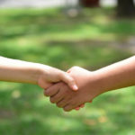 Ein Handschlag für eine gute Zusammenarbeit; Kontakt-Aufnahme bei Burn-out oder Depression am Arbeitsplatz