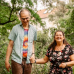 Die innere Kritikerin lässt nur das verzerrte Selbstbild von Minea übrig. Das ist: fett, hässlich, alt - und voller Selbsthass. auf dem Bild zu sehen sind Minea und Norbert Hopfner. Es ist die Herausforderung, mit Trauma-Therapie oder EMDR den Anteil des inneren Kritikers zu verstehen, wertzuschätzen und zu integrieren.