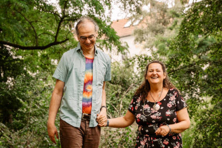 Die innere Kritikerin lässt nur das verzerrte Selbstbild von Minea übrig. Das ist: fett, hässlich, alt - und voller Selbsthass. auf dem Bild zu sehen sind Minea und Norbert Hopfner. Es ist die Herausforderung, mit Trauma-Therapie oder EMDR den Anteil des inneren Kritikers zu verstehen, wertzuschätzen und zu integrieren.