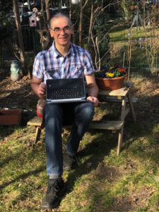 EMDR- und Trauma-Therapeut Norbert Hopfner ist am Laptop. Die EMDR-Therapie kann online durchgeführt werden. Auch Trauma-Therapie ist online verfügbar.