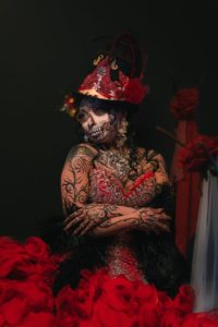 Calavera Catrina; phantasievolle Verkleidung mit dem eleganten Hut und dem Totenschädel; zum Totenfest Día de los Muertos; ‚Noche de los Muertos‘ (Nacht der Toten); Totenfest und die Hinterlassenschaft der Toten; keltisches Neujahrsfest; keltisches Neujahr; Traumatherapie; Wie man als (komplex) TraumatisierteR den verstorbenen Angehörigen gedenkt; Trauma und beinahe tot versus echter Tod und die von uns Gegangenen