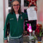 Norbert Hopfner, mit dem Zertifikat der mh-Akademie „Bindungsorientierte Traumatherapie“ wird bescheinigt, dass er an der „Jahresgruppe 2025“ teilgenommen hat. Das bedeutet noch bessere Trauma-Therapie in Berlin und ONLINE bei zuWeg.net Untertitel: Ich, Norbert Hopfner, habe das Zertifikat von der mh-Akademie zur Jahres-Fortbildung „Bindungsorientierte Traumatherapie“ erhalten. Beim Lernen von Michaela Huber wurde und werde ich weiterhin mit Regenbogen-Schälchen aus Gold belohnt.