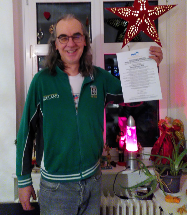 Norbert Hopfner, mit dem Zertifikat der mh-Akademie „Bindungsorientierte Traumatherapie“ wird bescheinigt, dass er an der „Jahresgruppe 2025“ teilgenommen hat. Das bedeutet noch bessere Trauma-Therapie in Berlin und ONLINE bei zuWeg.net Untertitel: Ich, Norbert Hopfner, habe das Zertifikat von der mh-Akademie zur Jahres-Fortbildung „Bindungsorientierte Traumatherapie“ erhalten. Beim Lernen von Michaela Huber wurde und werde ich weiterhin mit Regenbogen-Schälchen aus Gold belohnt.