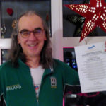 Norbert Hopfner mit dem Zertifikat von Michaela Huber für "Bindungsorientierte Traumatherapie".