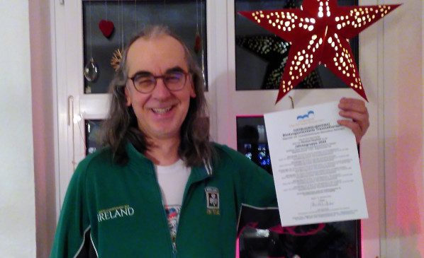 Norbert Hopfner mit dem Zertifikat von Michaela Huber für "Bindungsorientierte Traumatherapie".