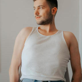 Bei der Leibtherapie wird auf Körper und Seele eingegangen. Sie ist eine Form der integrativen Therapie. Auch bei der Körper-Arbeit mit dem Pantarei-Approach wird über den Touch der ganze Leib, Körper und Seele behandelt. Über die Körper-Komponente können Trauma berührt werden. Möglicherweise kann über der healing touch Heilung angestoßen werden.