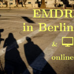 Das Bild zeigt 3 Schatten. Sie könnten die 3 Schatten der 3 Freundinnen sein, die ihre Beziehung zueinander verändert haben. Einer von ihnen habe ich durch mein EMDR in Berlin geholfen. Aber ich biete EMDR auch online an. Sie hat das Macht-Gefälle durchbrochen. EMDR hat ihr geholfen, ihre Belastung abzuschütteln.