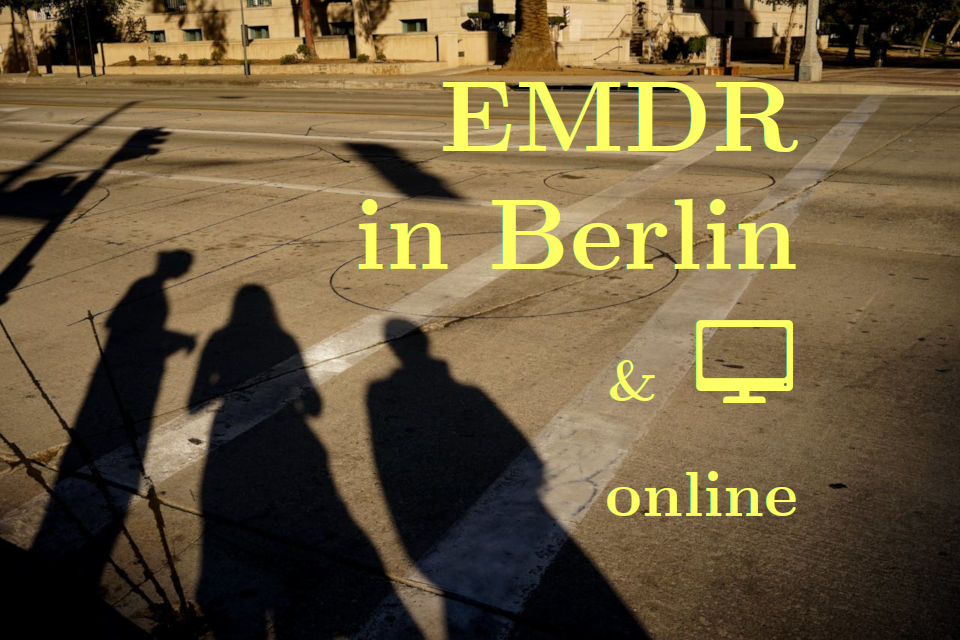 Das Bild zeigt 3 Schatten. Sie könnten die 3 Schatten der 3 Freundinnen sein, die ihre Beziehung zueinander verändert haben. Einer von ihnen habe ich durch mein EMDR in Berlin geholfen. Aber ich biete EMDR auch online an. Sie hat das Macht-Gefälle durchbrochen. EMDR hat ihr geholfen, ihre Belastung abzuschütteln.